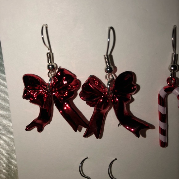Red Bow Christmas earrings Fun & Festive NEW - Picture 2 of 5